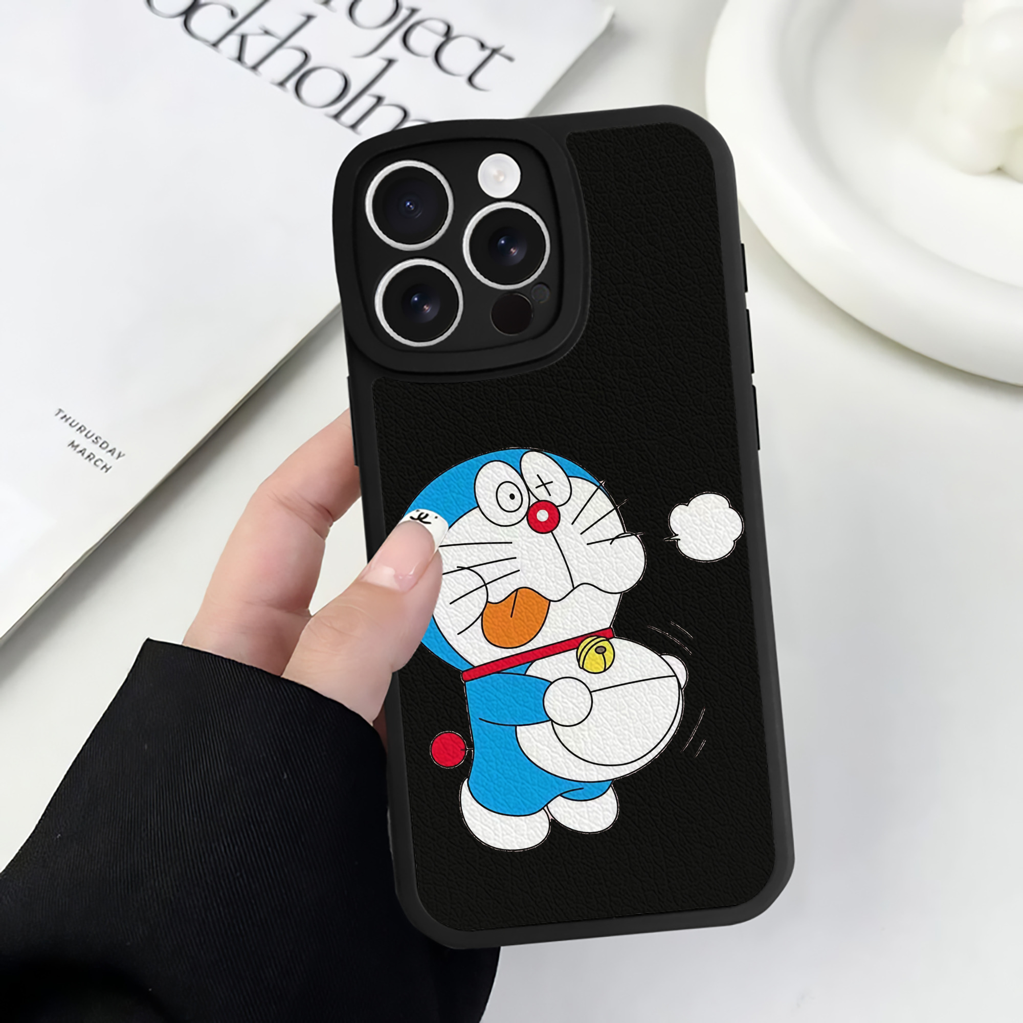 （画像用） ドラえもん Doraemon 【iPhone 16シリーズ対応】シリコンスマホケース（レザー調） 材質：シリコン